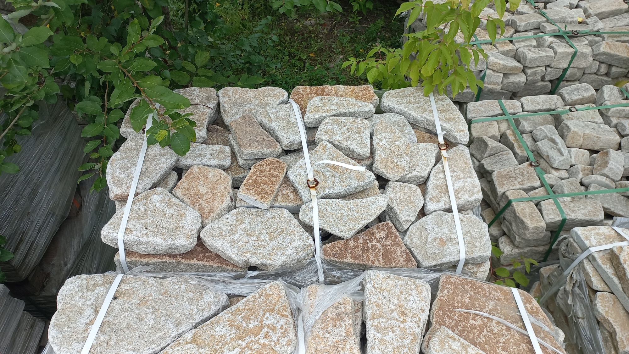 Плитняк галтованный гранитный для ландшафтного дизайна купить в Самарской области