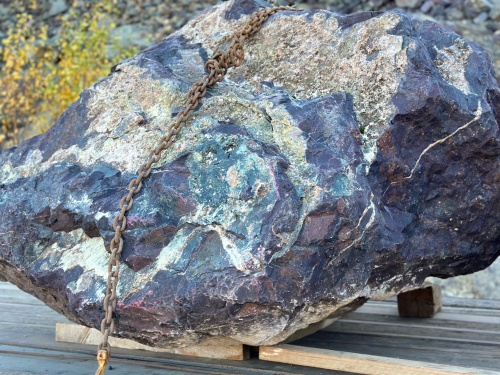 Огромные красно-фиолетовые валуны для ландшафтного дизайна весом более 5 тонн купить в Самарской области