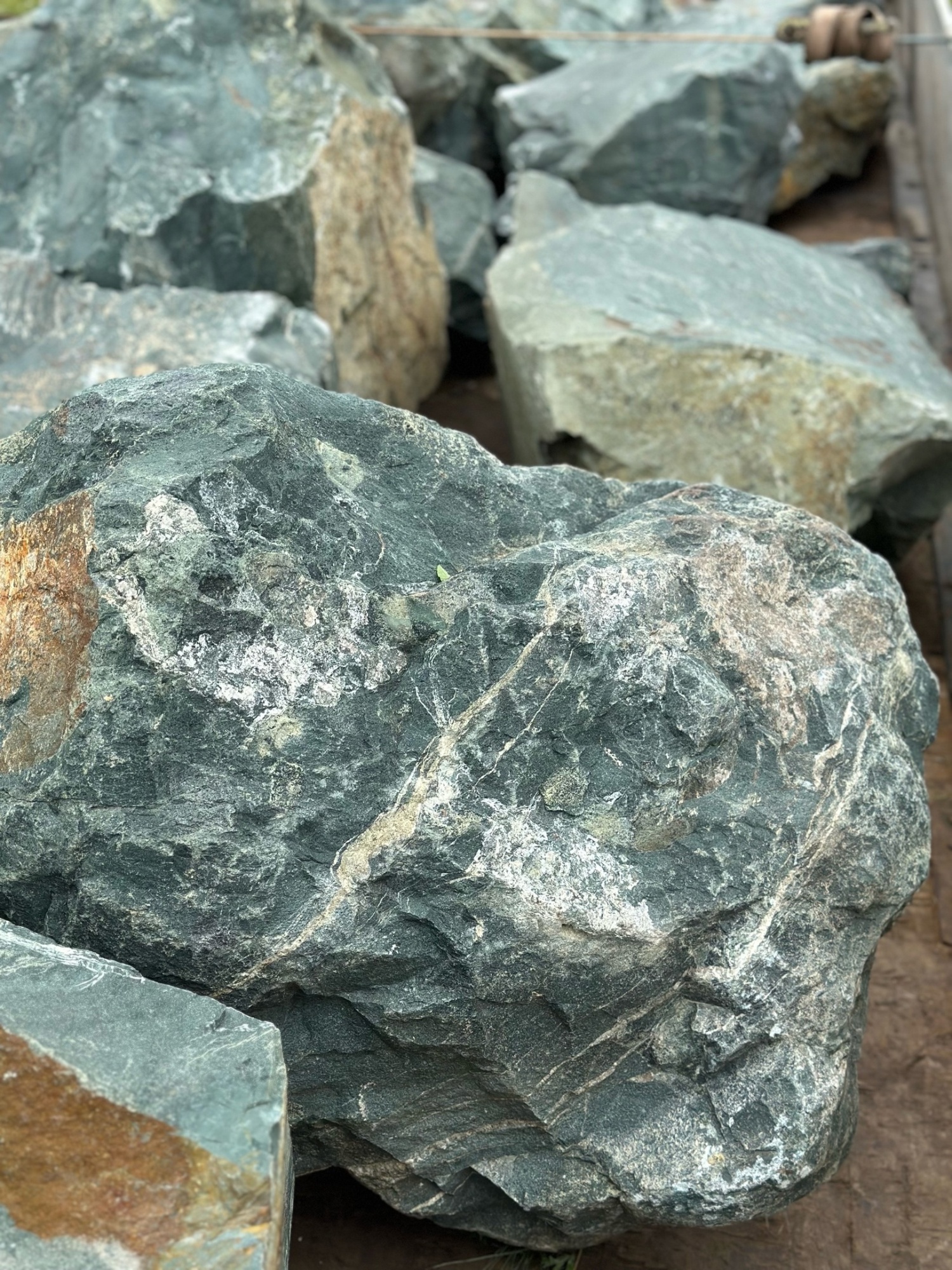 Камни для ландшафтного дизайна зелёные 10-60 килограмм купить в Самарской области