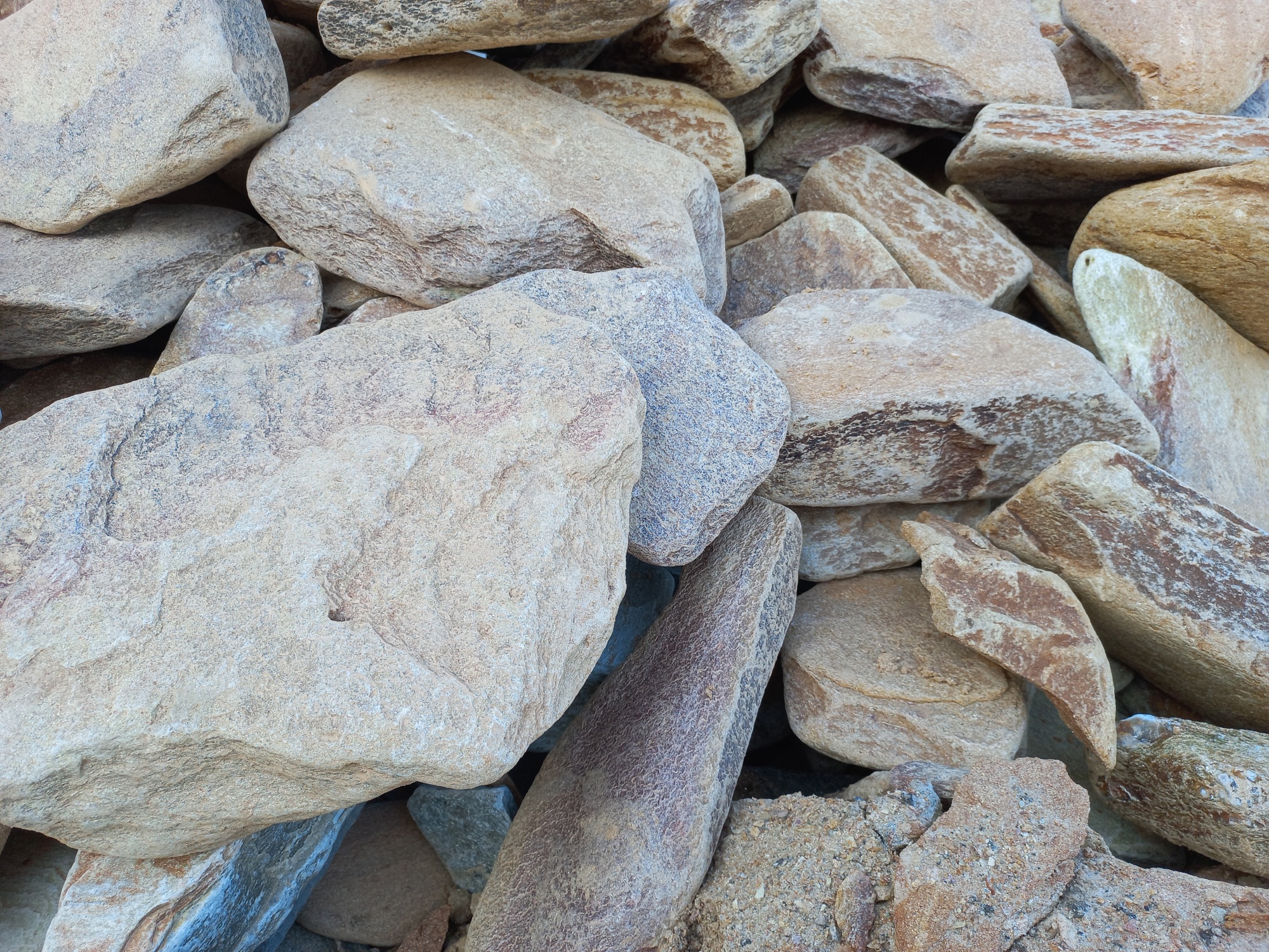 Златолит жёлтый, жёлто-зелёный глыбки и валуны для ланшафтного дизайна купить в Самарской области