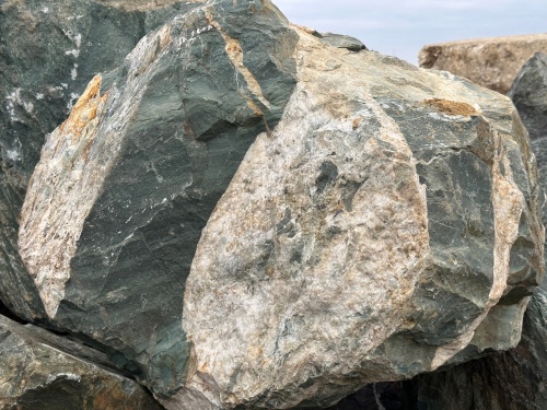 Гигантские зелёные валуны для ландшафтного дизайна весом более 5 тонн купить в Самарской области